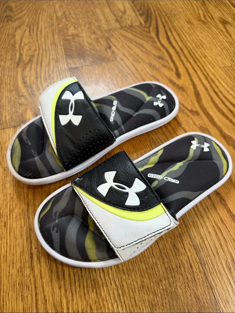 Boy’s Under Armour Flip Flops. Size 3Y. Excellent Condition.
